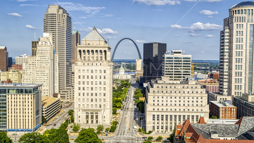 Museum at the Gateway Arch between two courthouse buildings in Downtown St. Louis, Missouri Aerial Stock Photo DXP001_031_0009 | Axiom Images