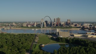 5.7K aerial stock footage of park looking toward Arch and skyline along the river, sunrise, Downtown St. Louis, Missouri Aerial Stock Footage | DX0001_000547