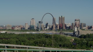 5.7K aerial stock footage of ascending from freeway, park and the Arch and skyline, Downtown St. Louis, Missouri Aerial Stock Footage | DX0001_000569