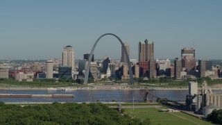 5.7K aerial stock footage side view of the Gateway Arch and city skyline, Downtown St. Louis, Missouri Aerial Stock Footage | DX0001_000574