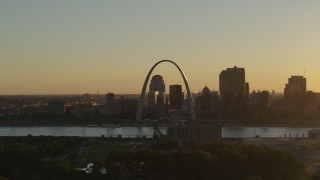 5.7K aerial stock footage ascend to view the Gateway Arch and skyline of Downtown St. Louis, Missouri at sunset Aerial Stock Footage | DX0001_000704