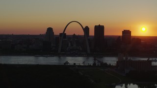 5.7K aerial stock footage of the setting sun, the Gateway Arch and Downtown St. Louis, Missouri skyline Aerial Stock Footage | DX0001_000724