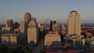 5.7K aerial stock footage of the famous Arch seen from the courthouses, reveal the museum at sunset, Downtown St. Louis, Missouri Aerial Stock Footage | DX0001_000848