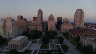 5.7K aerial stock footage of an approach to a courthouse, and ascend to reveal the Arch at sunset, Downtown St. Louis, Missouri Aerial Stock Footage | DX0001_000875