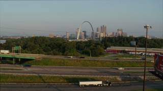 5.7K aerial stock footage ascend from light traffic on I-55 for view of the Gateway Arch at sunrise, Downtown St. Louis, Missouri Aerial Stock Footage | DX0001_000970